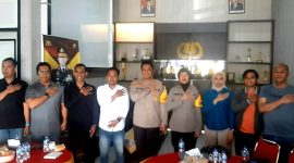 Dewan Pimpinan Daerah (DPD) Forum Alumni Badan Eksekutif Mahasiswa (FABEM) Sampang foto bersama Kapolres Sampang AKBP  Hendro Sukmono beserta jajaran.