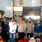 Dewan Pimpinan Daerah (DPD) Forum Alumni Badan Eksekutif Mahasiswa (FABEM) Sampang foto bersama Kapolres Sampang AKBP  Hendro Sukmono beserta jajaran.