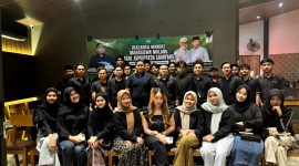Puluhan mahasiswa asal Sampang foto bersama usai menyatakan dukungan kepada pasangan MANDAT di Cafe ADK Tlogo Emas, Kota Malang, Jawa Timur, Sabtu, (14/09/2024).