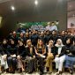 Puluhan mahasiswa asal Sampang foto bersama usai menyatakan dukungan kepada pasangan MANDAT di Cafe ADK Tlogo Emas, Kota Malang, Jawa Timur, Sabtu, (14/09/2024).
