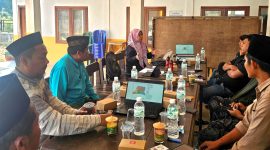 Tim PKM IAIN Madura memaparkan hasil pemetaan potensi wilayah menggunakan teknologi geospasial di Balai Desa Tebul Timur, Kecamatan Pegantenan, Pamekasan.