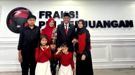 Anggota DPR RI Fraksi PDI Perjuangan Ansari foto bersama suami dan anak-anaknya di ruang Fraksi PDI Perjuangan DPR RI.