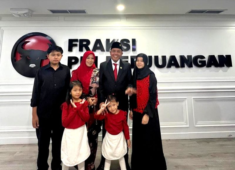 Anggota DPR RI Fraksi PDI Perjuangan Ansari foto bersama suami dan anak-anaknya di ruang Fraksi PDI Perjuangan DPR RI.