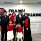 Anggota DPR RI Fraksi PDI Perjuangan Ansari foto bersama suami dan anak-anaknya di ruang Fraksi PDI Perjuangan DPR RI.