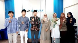 Direktur Klik Madura Sari Purwati (tengah) foto bersama mahasiswa magang dan mahasiswa saat penjemputan, Rabu (Kamis, 4/10/2024).