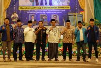 Pengurus PC PMII Pamekasan foto bersama tamu undangan usai dialog interaktif di Ballroom Azana Style Front One, Pamekasan.