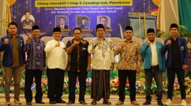 Pengurus PC PMII Pamekasan foto bersama tamu undangan usai dialog interaktif di Ballroom Azana Style Front One, Pamekasan.