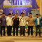 Pengurus PC PMII Pamekasan foto bersama tamu undangan usai dialog interaktif di Ballroom Azana Style Front One, Pamekasan.