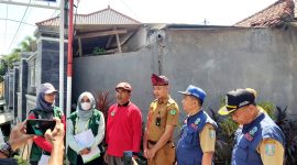 Lurah Barurambat Timur Tidar Anugrah Haq (baju dinas) mendampingi tim verifikasi lapangan dari DLH Jatim.