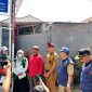 Lurah Barurambat Timur Tidar Anugrah Haq (baju dinas) mendampingi tim verifikasi lapangan dari DLH Jatim.