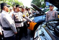 Wakapolres Pamekasan Kompol Andy Purnomo bersama jajaran PJU mengecek kendaraan yang akan digunakan selama Operasi Zebra Semeru 2024.
