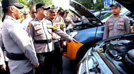 Wakapolres Pamekasan Kompol Andy Purnomo bersama jajaran PJU mengecek kendaraan yang akan digunakan selama Operasi Zebra Semeru 2024.