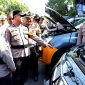 Wakapolres Pamekasan Kompol Andy Purnomo bersama jajaran PJU mengecek kendaraan yang akan digunakan selama Operasi Zebra Semeru 2024.