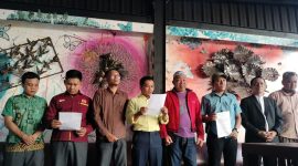LPBH NU dan LBH Muhammadiyah Pamekasan saat membacakan pernyataan sikap terkait netralitas penyelenggara negara pada Pilkada 2024.