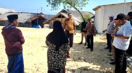 Tim dari Dinas Perikanan (Diskan) Pamekasan bersama konsultan mengecek pengerjaan proyek pembangunan GGR di Desa Lembung, Kecamatan Galis, Pamekasan.
