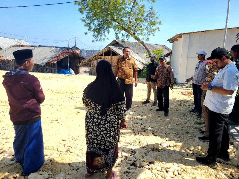 Tim dari Dinas Perikanan (Diskan) Pamekasan bersama konsultan mengecek pengerjaan proyek pembangunan GGR di Desa Lembung, Kecamatan Galis, Pamekasan.