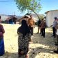 Tim dari Dinas Perikanan (Diskan) Pamekasan bersama konsultan mengecek pengerjaan proyek pembangunan GGR di Desa Lembung, Kecamatan Galis, Pamekasan.