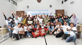 Manajer PLN UP3 Madura Fahmi Fahrezi foto bersama seluruh karyawan usai menggelar Madura Electric Lifestyle 2024 dalam peringatan Harlisnas 2024.