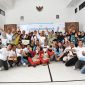 Manajer PLN UP3 Madura Fahmi Fahrezi foto bersama seluruh karyawan usai menggelar Madura Electric Lifestyle 2024 dalam peringatan Harlisnas 2024.
