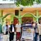 Pengurus AJP menyerahkan bantuan tandon kepada ustadz Jumla di Desa Larangan Tokol, Kecamatan Tlanakan.