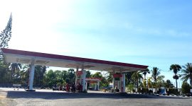 Sejumlah warga mengisi BBM di SPBU Pertamina 54.694.05 Pakamban, Kecamatan Pragaan, Kabupaten Sumenep.