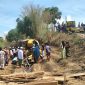 Warga membangu mengevakuasi excavator dan operator yang terhimpit Dusun Cekonce, Desa Sana Tengah, Kecamatan Pasean.