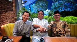 Presiden Direktur PT Wiraraja Indonesia Akhmad Ma'ruf Maulana (tengah) foto bersama KH. Ali Fikri dan KH. Unais Ali Hisyam.