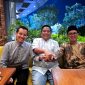 Presiden Direktur PT Wiraraja Indonesia Akhmad Ma'ruf Maulana (tengah) foto bersama KH. Ali Fikri dan KH. Unais Ali Hisyam.