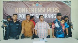 Kasatreskrim Polres Sampang, AKP Sigit Nursiyo Dwiyugo saat memimpin konfrensi pers.
