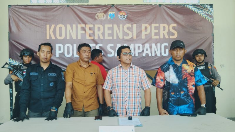 Kasatreskrim Polres Sampang, AKP Sigit Nursiyo Dwiyugo saat memimpin konfrensi pers.