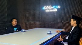 Calon Bupati Sumenep Periode 2024-2029 KH. Muhammad Ali Fikri Warits berdiskusi dengan Pemred Klik Madura Prengki Wirananda usai siniar dalam program Catatan Pena.