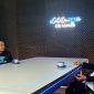 Calon Bupati Sumenep Periode 2024-2029 KH. Muhammad Ali Fikri Warits berdiskusi dengan Pemred Klik Madura Prengki Wirananda usai siniar dalam program Catatan Pena.