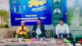 Ketua Majelis Taujih IKBAS MPW Karang Penang Bahrawi Kholil (pegang mik) didampingi Ketua Tanfidz MPW IKBAS Karang Penang Fausi saat acara ngaji kebangsaan dalam rangka HSN 2024.