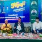 Ketua Majelis Taujih IKBAS MPW Karang Penang Bahrawi Kholil (pegang mik) didampingi Ketua Tanfidz MPW IKBAS Karang Penang Fausi saat acara ngaji kebangsaan dalam rangka HSN 2024.