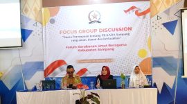 Mantan Ketua Bawaslu Sampang Insiyatun saat menjadi pemateri kegiatan FGD yang digelar FKUB Sampang.