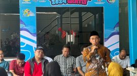Manajer PLN UP3 Madura Fahmi Fahrezi memberikan sambutan pada kegiatan sunat massal dalam rangka Harlisnas ke-79.