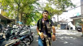 Yasir Batlimus, pria asal Aceh tiba di Jalan Segara, Kabupaten Pamekasan, Madura, Jawa Timur dengan berjalan kaki.