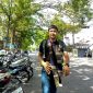 Yasir Batlimus, pria asal Aceh tiba di Jalan Segara, Kabupaten Pamekasan, Madura, Jawa Timur dengan berjalan kaki.