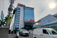 Warga berada di halaman Kantor BNI Cabang Pamekasan. (FOTO: MOH. IQBALUL KHAVEI MZ / KLIKMADURA)
