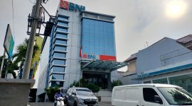 Warga berada di halaman Kantor BNI Cabang Pamekasan. (FOTO: MOH. IQBALUL KHAVEI MZ / KLIKMADURA)