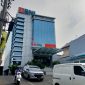 Warga berada di halaman Kantor BNI Cabang Pamekasan. (FOTO: MOH. IQBALUL KHAVEI MZ / KLIKMADURA)
