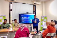 Pemred Klik Madura Prengki Wirananda (pakai almamater) saat memaparkan hasil penelitiannya di Gedung PSDA Universitas Trunojoyo Madura.