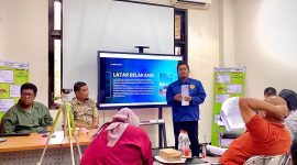 Pemred Klik Madura Prengki Wirananda (pakai almamater) saat memaparkan hasil penelitiannya di Gedung PSDA Universitas Trunojoyo Madura.