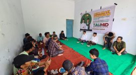 Paslon Tauhid berbincang dengan puluhan pemuda yang tergabung dalam Forum Cendekiawan Muda Pamekasan di Kecamatan Pakong.