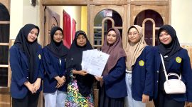 Mahasiswa Prodi Ekonomi Syariah menyerahkan sertifikat halal kepada warga Desa Panempan, Kecamatan/Kabupaten Pamekasan.