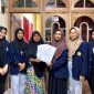 Mahasiswa Prodi Ekonomi Syariah menyerahkan sertifikat halal kepada warga Desa Panempan, Kecamatan/Kabupaten Pamekasan.