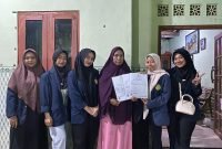 Salah satu momen penyerahan sertifikat halal dari mahasiswa KKNT Prodi Ekonomi Syariah, UTM.