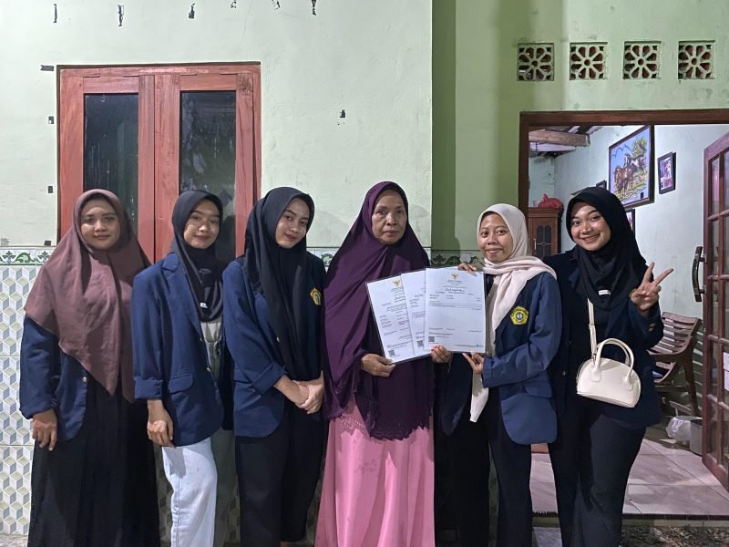 Salah satu momen penyerahan sertifikat halal dari mahasiswa KKNT Prodi Ekonomi Syariah, UTM.