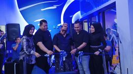 Owner Three Five Cafe and Resto, Ipda Nur Fajri Alim didampingi istri, bersama Kapolres Pamekasan AKBP Jazuli Dani Iriawan didampingi istri dan Owner PT. Bawang Mas Group H. Khairul Umam meresmikan Three Five Cafe and Resto.