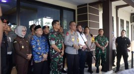 Kapolda Jatim Irjen Pol Imam Sugianto didampingi Forkopimda saat menyampaikan pres rilis di Mapolres Sampang.